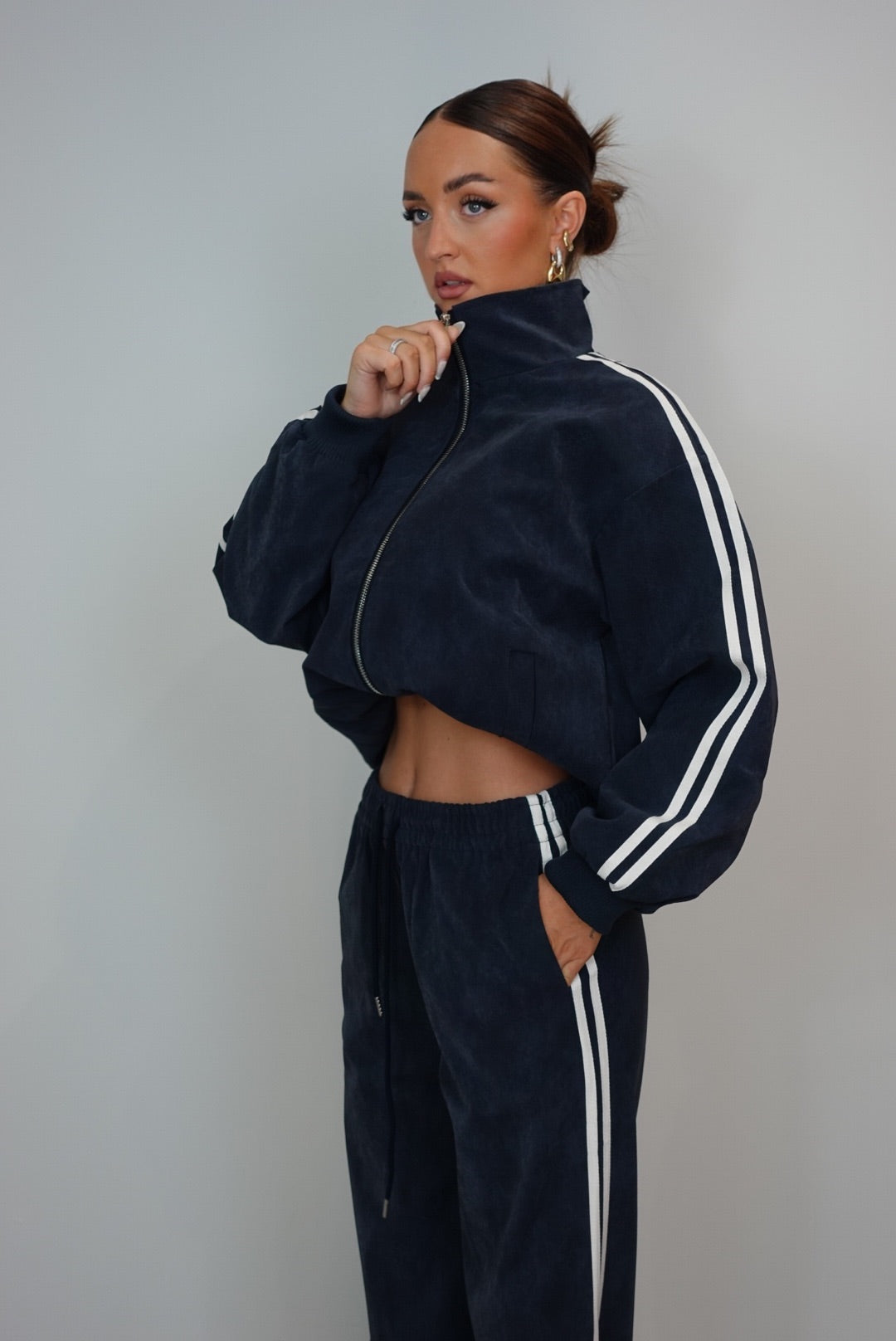 Ensemble effet croco à bandes - bleu marine
