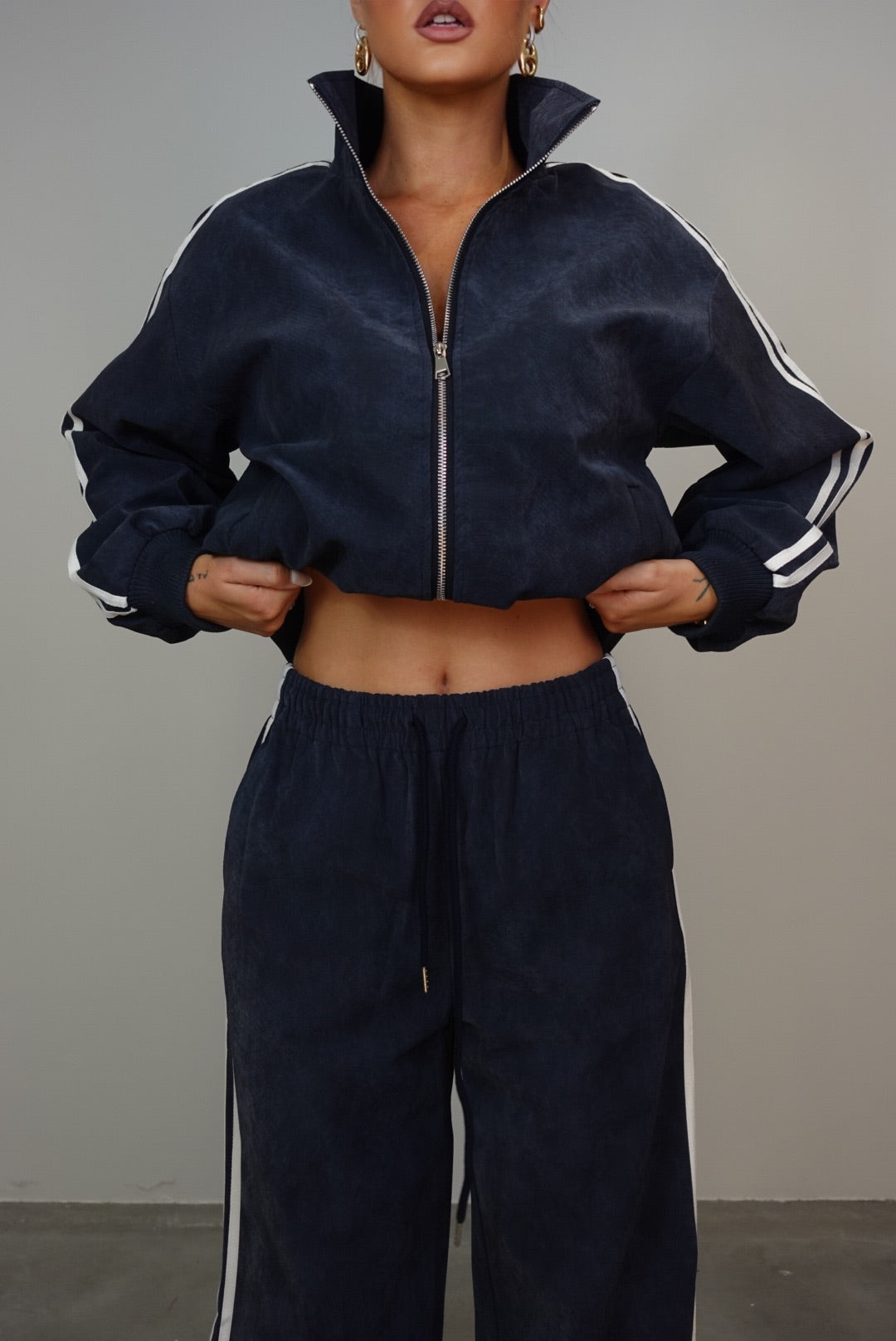 Ensemble effet croco à bandes - bleu marine
