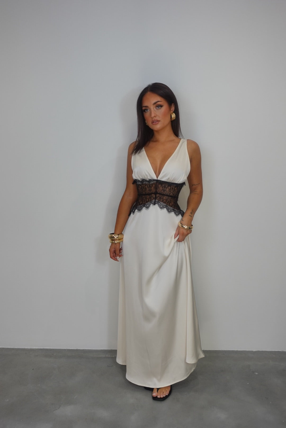 Robe satinée dentelle - blanche et noire